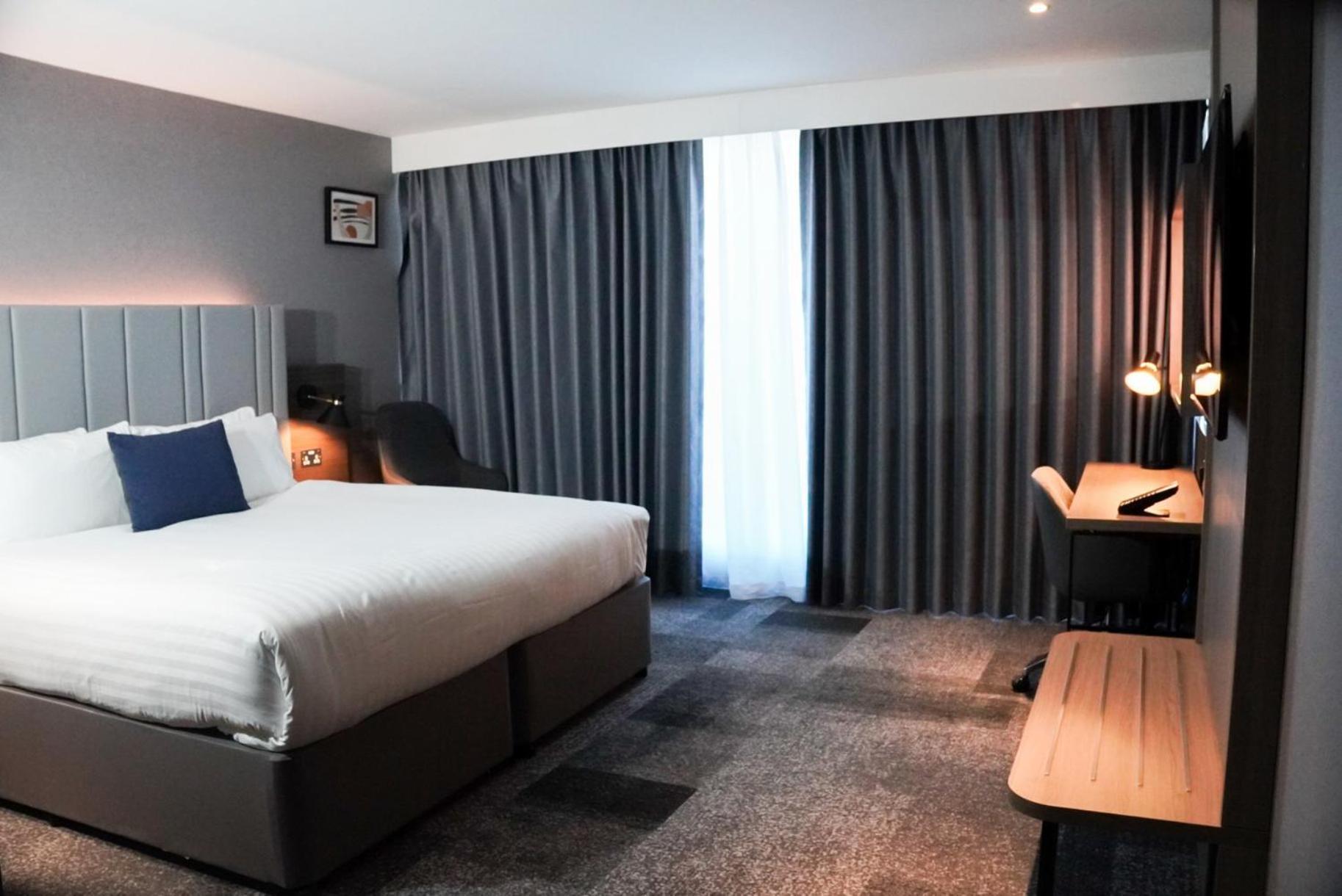 Hotel Crowne Plaza London - Kingston By Ihg Surbiton Exterior foto
